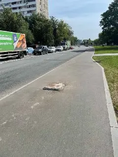 Опасный элемент на дороге в Северном Медведково: жители бьют тревогу