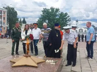 День ВМФ: Митинг и дань памяти на площади Победы
