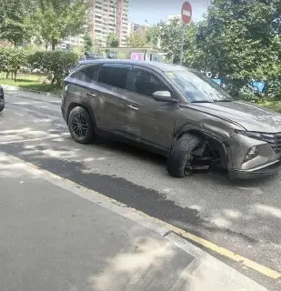 Брошенный автомобиль парализовал движение на дублёре Волгоградского проспекта
