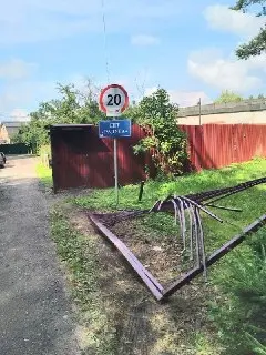 Неизвестный водитель на Газели протаранил ворота СНТ Радуга