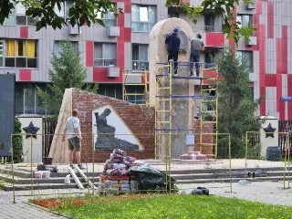 Ремонт стелы в честь погибших в Великой Отечественной войне