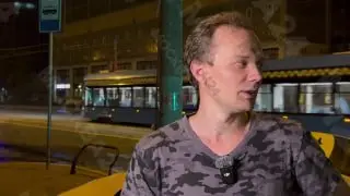 Такси вылетело на тротуар после столкновения с самокатом
