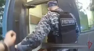 Сын-алкоголик избил свою 79-летнюю мать в подъезде
