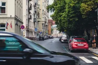Минпромторг поддержал бесплатную парковку для владельцев отечественных авто