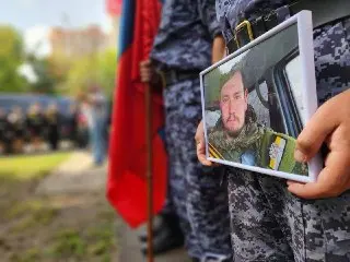 В Балашихе установили мемориальную доску герою Егору Алексееву