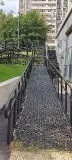 Соседи недовольны новым цветом пандуса на Новочерёмушкинской улице
