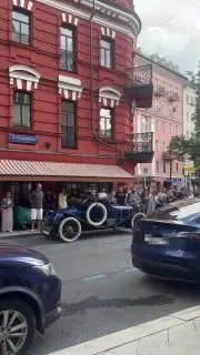 На Патриарших заметили первый серийный автомобиль России