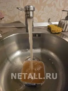 Жители Зеленограда жалуются на ржавую воду с неприятным запахом