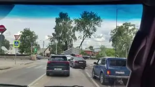 Снова авария: большегруз скатился с горы на перекрестке Варшавка