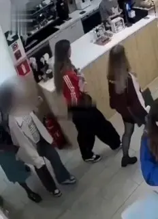 В центре Москвы женщина украла телефон у подростка и попалась на камеру