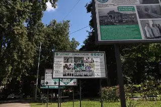 Эдуард Малышев открыл выставку о развитии здравоохранения округа
