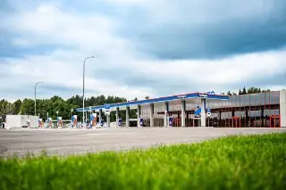 На трассе М11 открыты новые электрозарядные хабы для водителей
