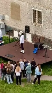 В Орехово-Зуево прошел неожиданный концерт во дворе