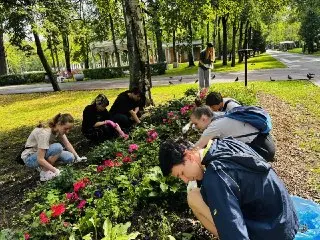 Летняя Трудовая Бригада Помогает Подросткам Развиваться