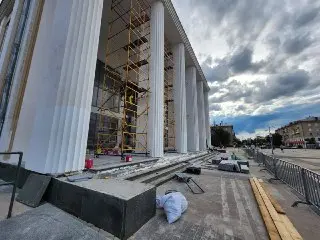 Ремонт входной группы ЦДК им. М.И. Калинина продолжается