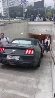 Шумахер-белорус припарковался в подземном переходе в Москве