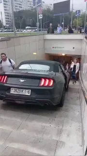 Автомобиль влетел в подземный переход после ДТП недалеко от метро