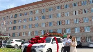 В Дмитровском роддоме вручают ключи от авто родителям 872-го малыша