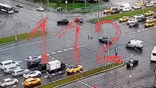 Спорткар Mustang заехал на лестницу метро после ДТП