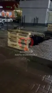 Обвал асфальта на улице Рижская: тротуар провалился под землю