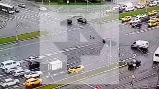 Ford Mustang после ДТП застрял на лестнице метро в Москве
