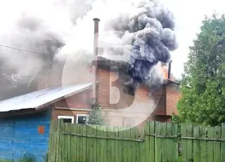 Пожар в Семхозе: горит частный дом, снижена видимость на дороге