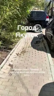 Водители Якутска продолжают парковаться на тротуарах: Видеофакт