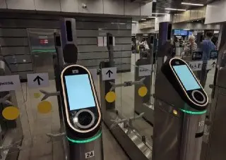 Новые Турникеты с Большими Экранами Тестируются на Площади Трех Вокзалов