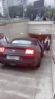 Ford Mustang врезался в пешеходный переход в Москве