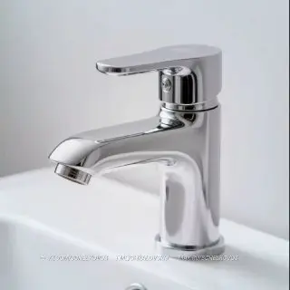 Отключение горячей воды: утечка на теплосети затронула 12 домов