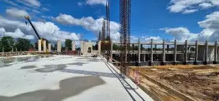 В Кашире строят новую ледовую арену с уличными спортплощадками