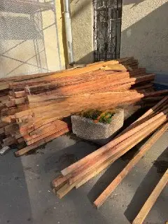 Жители Земляного Вала требуют убрать строительные материалы с вазона