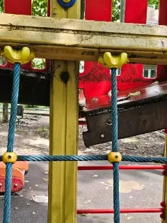 Детская площадка в аварийном состоянии: опасность для детей