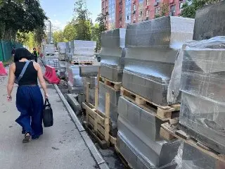 Благоустройство 15-й Парковой: новые бордюры на улице