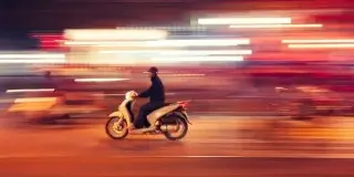 Мопедисты мешают жителям спать: гонки у здания администрации