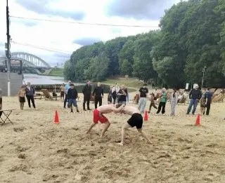 Первый турнир по пляжной борьбе среди юношей прошёл в парке