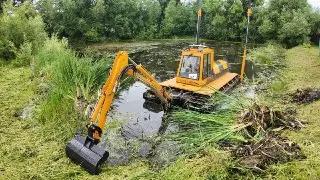 Экскаватор-амфибия «Боцман» очищает пруд в деревне Новогрязново