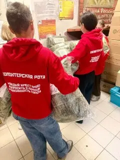 Волонтёры Разгружают Гуманитарную Помощь для Бойцов