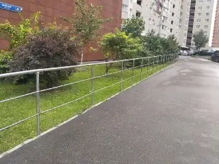 В Щербинке снова повреждено ограждение газона — жители в шоке