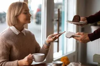 Россияне увеличили чаевые на 18%: новые тенденции в культуре