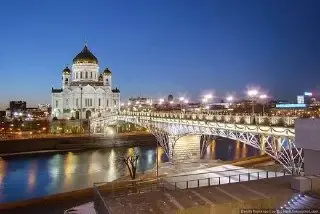 Человек прыгнул с Патриаршего моста: спасатели на месте