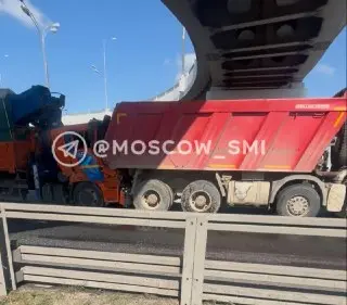 Столкновение грузовиков на МКАД: пострадали два человека