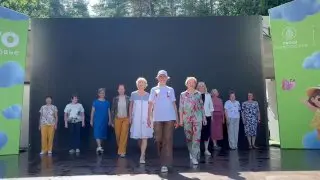 Участницы программы «Активное долголетие» осваивают дефиле в парке