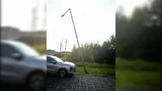 Опасный фонарный столб угрожает безопасности у парка
