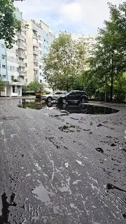 Жители Марьино жалуются на лужи после ремонта во дворе