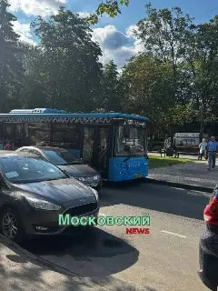 Автобусы застряли в 1-м микрорайоне из-за припаркованной машины