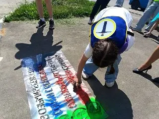 Дети создают безопасность на дорогах: акция «Трафарет на асфальте»
