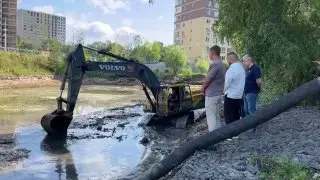 Юные жители контролируют очистку Комиссаровского пруда