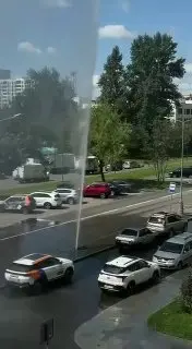 Мощный фонтан воды забил на Синявинской улице: причины выясняются