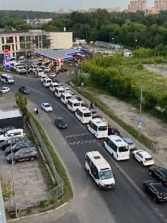 В Балашихе маршрутчики заблокировали дорогу из-за очереди на заправку